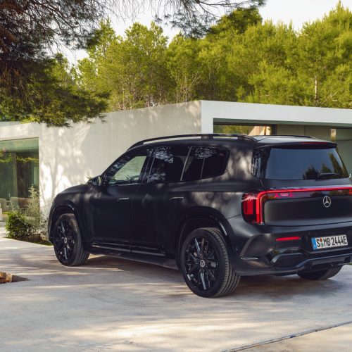 Der neue elektrische Mercedes-Benz GLB. MANUFAKTUR kosmosschwarz magno.
The all-new electric Mercedes-Benz GLB. MANUFAKTUR cosmos black magno.