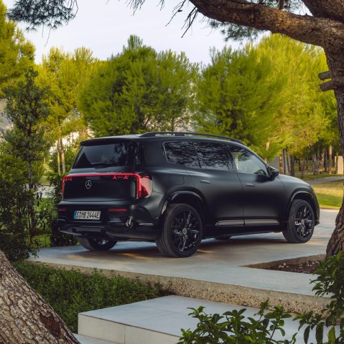 Der neue elektrische Mercedes-Benz GLB. MANUFAKTUR kosmosschwarz magno.
The all-new electric Mercedes-Benz GLB. MANUFAKTUR cosmos black magno.