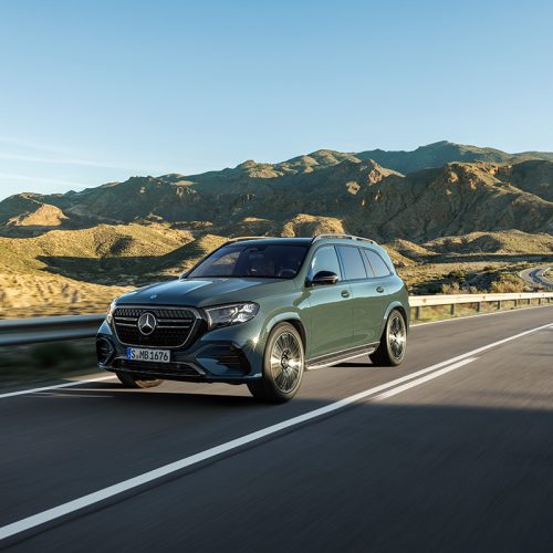 Der neue Mercedes-Benz GLS, 2026
Lackierung: DARK PETROL
Polsterung: MANUFAKTUR Nappa Leder tartuffobraun
The new Mercedes-Benz GLS, 2026.
Exterior: DARK PETROL
Interior: MANUFAKTUR nappa leather truffle brown