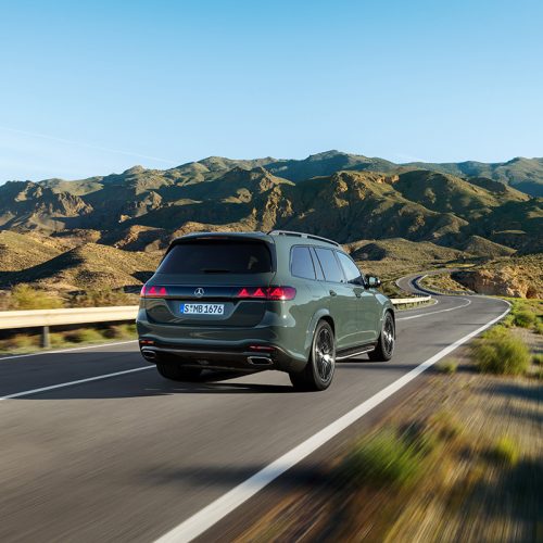 Der neue Mercedes-Benz GLS, 2026
Lackierung: DARK PETROL
Polsterung: MANUFAKTUR Nappa Leder tartuffobraun
The new Mercedes-Benz GLS, 2026.
Exterior: DARK PETROL
Interior: MANUFAKTUR nappa leather truffle brown