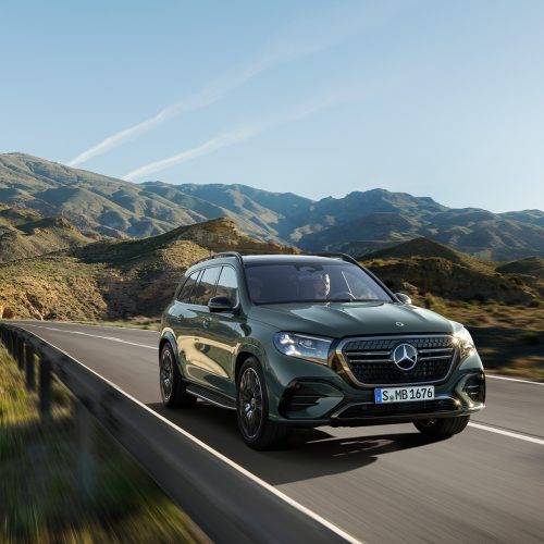 Der neue Mercedes-Benz GLS, 2026
Lackierung: DARK PETROL
Polsterung: MANUFAKTUR Nappa Leder tartuffobraun
The new Mercedes-Benz GLS, 2026.
Exterior: DARK PETROL
Interior: MANUFAKTUR nappa leather truffle brown