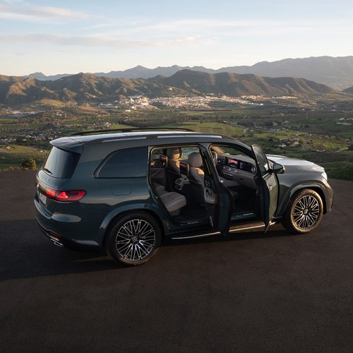 Der neue Mercedes-Benz GLS, 2026
Lackierung: DARK PETROL
Polsterung: MANUFAKTUR Nappa Leder tartuffobraun
The new Mercedes-Benz GLS, 2026.
Exterior: DARK PETROL
Interior: MANUFAKTUR nappa leather truffle brown