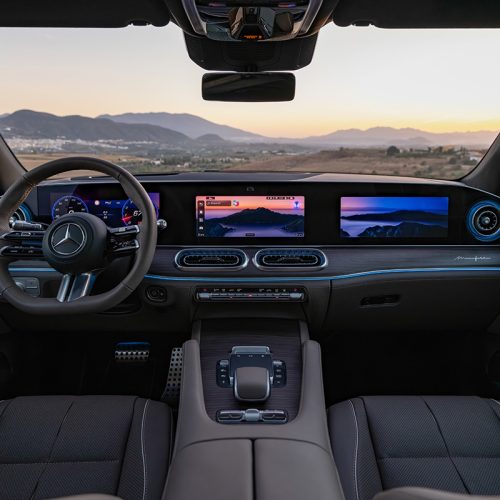 Der neue Mercedes-Benz GLS, 2026
Lackierung: DARK PETROL
Polsterung: MANUFAKTUR Nappa Leder tartuffobraun
The new Mercedes-Benz GLS, 2026.
Exterior: DARK PETROL
Interior: MANUFAKTUR nappa leather truffle brown