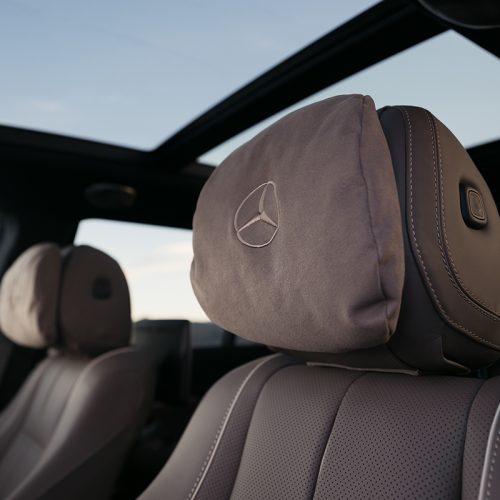 Der neue Mercedes-Benz GLS, 2026
Lackierung: DARK PETROL
Polsterung: MANUFAKTUR Nappa Leder tartuffobraun
The new Mercedes-Benz GLS, 2026.
Exterior: DARK PETROL
Interior: MANUFAKTUR nappa leather truffle brown