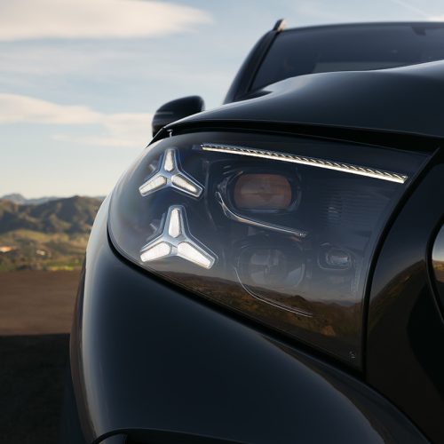 Der neue Mercedes-Benz GLS, 2026
Lackierung: DARK PETROL
Polsterung: MANUFAKTUR Nappa Leder tartuffobraun
The new Mercedes-Benz GLS, 2026.
Exterior: DARK PETROL
Interior: MANUFAKTUR nappa leather truffle brown