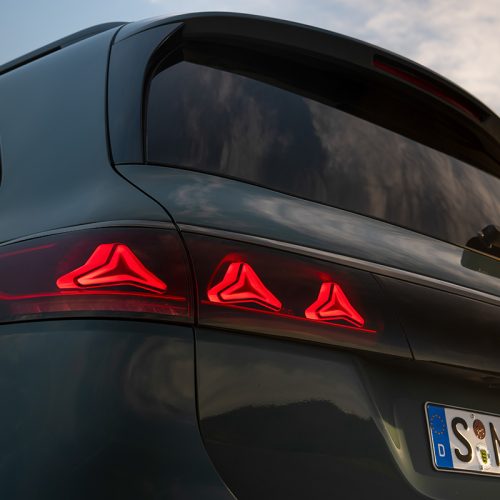 Der neue Mercedes-Benz GLS, 2026
Lackierung: DARK PETROL
Polsterung: MANUFAKTUR Nappa Leder tartuffobraun
The new Mercedes-Benz GLS, 2026.
Exterior: DARK PETROL
Interior: MANUFAKTUR nappa leather truffle brown