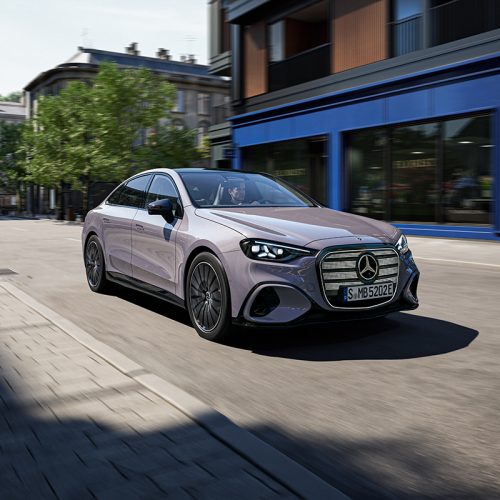 Der neue Mercedes-Benz C 400 4MATIC elektrisch.
 
Energieverbrauch kombiniert: 18,6-14,2 kWh/100 km | CO₂-Emissionen kombiniert: 0 g/km | CO₂-Klasse: A [1]
 
Exterieur: AMG Line Plus; lavender silver
 
 
[1] Die Angaben sind vorläufig. Es liegen bislang weder bestätigte Werte von einer amtlich anerkannten Prüforganisation noch eine EG-Typgenehmigung noch eine Konformitätsbescheinigung mit amtlichen Werten vor. Abweichungen zwischen den Angaben und den amtlichen Werten sind möglich.;Energieverbrauch kombiniert: 18,6-14,2 kWh/100 km | CO₂-Emissionen kombiniert: 0 g/km | CO₂-Klasse: A*

The all-new Mercedes-Benz C 400 4MATIC electric.
 
Energy consumption combined: 18,6-14,2 kWh/100 km | CO₂ emissions combined: 0 g/km | CO₂ class: A [1]
 
Exterior: AMG Line Plus; lavender silver
 
[1] The information is provisional. Neither confirmed values from an officially recognised testing organisation nor an EC type approval nor a certificate of conformity with official values are available to date. Deviations between the data and the official values are possible.;Energy consumption combined: 18,6-14,2 kWh/100 km | CO₂ emissions combined: 0 g/km | CO₂ class: A*