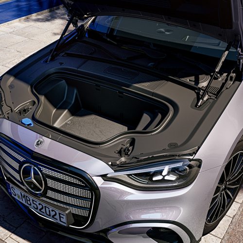 Der neue Mercedes-Benz C 400 4MATIC elektrisch.
 
Energieverbrauch kombiniert: 18,6-14,2 kWh/100 km | CO₂-Emissionen kombiniert: 0 g/km | CO₂-Klasse: A [1]
 
Exterieur: AMG Line Plus; lavender silver
 
 
[1] Die Angaben sind vorläufig. Es liegen bislang weder bestätigte Werte von einer amtlich anerkannten Prüforganisation noch eine EG-Typgenehmigung noch eine Konformitätsbescheinigung mit amtlichen Werten vor. Abweichungen zwischen den Angaben und den amtlichen Werten sind möglich.;Energieverbrauch kombiniert: 18,6-14,2 kWh/100 km | CO₂-Emissionen kombiniert: 0 g/km | CO₂-Klasse: A*

The all-new Mercedes-Benz C 400 4MATIC electric.
 
Energy consumption combined: 18,6-14,2 kWh/100 km | CO₂ emissions combined: 0 g/km | CO₂ class: A [1]
 
Exterior: AMG Line Plus; lavender silver
 
[1] The information is provisional. Neither confirmed values from an officially recognised testing organisation nor an EC type approval nor a certificate of conformity with official values are available to date. Deviations between the data and the official values are possible.;Energy consumption combined: 18,6-14,2 kWh/100 km | CO₂ emissions combined: 0 g/km | CO₂ class: A*