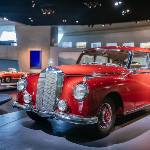 Mercedes-Benz 300 (W 186) aus dem Jahr 1952 im Mercedes-Benz Museum, Raum Mythos 4: Wunderjahre – Form und Vielfalt, 1945 bis 1960. Gesamtaufnahme von links vorn. Foto: Thomas Niedermüller. (Fotosignatur der Archive von Mercedes-Benz Classic: D879038) 

Mercedes-Benz 300 (W 186) from 1952 in the Mercedes-Benz Museum, Legend Room 4: Post-war Miracle – Form and Diversity, 1945 to 1960. Overall view from the front left. Photo: Thomas Niedermüller. (Photo index number in the Mercedes-Benz Classic Archive: D879038)