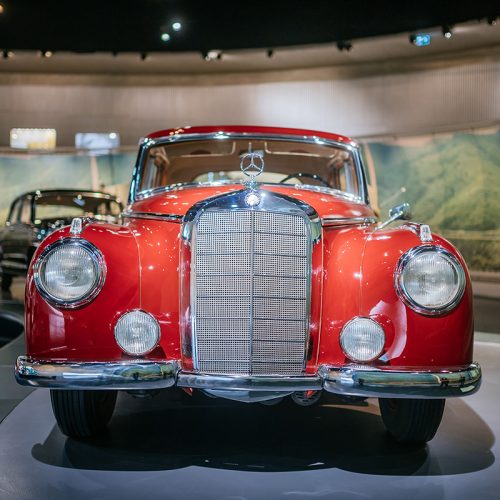 Mercedes-Benz 300 (W 186) aus dem Jahr 1952 im Mercedes-Benz Museum, Raum Mythos 4: Wunderjahre – Form und Vielfalt, 1945 bis 1960. Aufnahme von vorn. Foto: Thomas Niedermüller. (Fotosignatur der Archive von Mercedes-Benz Classic: D879043) 

Mercedes-Benz 300 (W 186) from 1952 in the Mercedes-Benz Museum, Legend Room 4: Post-war Miracle – Form and Diversity, 1945 to 1960. Shot from the front. Photo: Thomas Niedermüller. (Photo index number in the Mercedes-Benz Classic Archive: D879043)