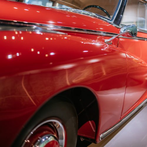 Mercedes-Benz 300 (W 186) aus dem Jahr 1952 im Mercedes-Benz Museum, Raum Mythos 4: Wunderjahre – Form und Vielfalt, 1945 bis 1960. Detailaufnahme des linken Kotflügels mit Verlängerung der Wölbung in die Tür hinein. Foto: Thomas Niedermüller. (Fotosignatur der Archive von Mercedes-Benz Classic: D879047) 

Mercedes-Benz 300 (W 186) from 1952 in the Mercedes-Benz Museum, Legend Room 4: Post-war Miracle – Form and Diversity, 1945 to 1960. Close-up of the left wing with extension of the curvature into the door. Photo: Thomas Niedermüller. (Photo index number in the Mercedes-Benz Classic Archive: D879047)