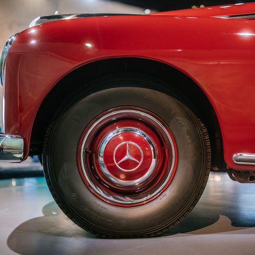 Mercedes-Benz 300 (W 186) aus dem Jahr 1952 im Mercedes-Benz Museum, Raum Mythos 4: Wunderjahre – Form und Vielfalt, 1945 bis 1960. Detailaufnahme des linken Vorderrads. Foto: Thomas Niedermüller. (Fotosignatur der Archive von Mercedes-Benz Classic: D879049) 

Mercedes-Benz 300 (W 186) from 1952 in the Mercedes-Benz Museum, Legend Room 4: Post-war Miracle – Form and Diversity, 1945 to 1960. Close-up of the left front wheel. Photo: Thomas Niedermüller. (Photo index number in the Mercedes-Benz Classic Archive: D879049)