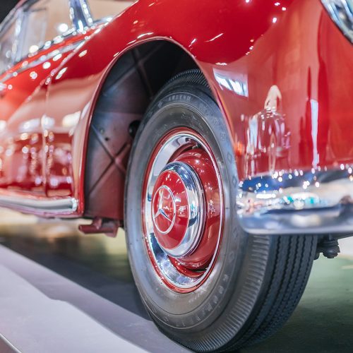 Mercedes-Benz 300 (W 186) aus dem Jahr 1952 im Mercedes-Benz Museum, Raum Mythos 4: Wunderjahre – Form und Vielfalt, 1945 bis 1960. Detailaufnahme des rechten Vorderrads. Foto: Thomas Niedermüller. (Fotosignatur der Archive von Mercedes-Benz Classic: D879041) 

Mercedes-Benz 300 (W 186) from 1952 in the Mercedes-Benz Museum, Legend Room 4: Post-war Miracle – Form and Diversity, 1945 to 1960. Close-up of the right front wheel. Photo: Thomas Niedermüller. (Photo index number in the Mercedes-Benz Classic Archive: D879041)