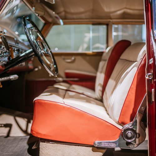 Mercedes-Benz 300 (W 186) aus dem Jahr 1952 im Mercedes-Benz Museum, Raum Mythos 4: Wunderjahre – Form und Vielfalt, 1945 bis 1960. Interieuraufnahme von Fahrer- und Beifahrersitz. Foto: Thomas Niedermüller. (Fotosignatur der Archive von Mercedes-Benz Classic: D879063) 

Mercedes-Benz 300 (W 186) from 1952 in the Mercedes-Benz Museum, Legend Room 4: Post-war Miracle – Form and Diversity, 1945 to 1960. Interior shot of the driver and front passenger seat. Photo: Thomas Niedermüller. (Photo index number in the Mercedes-Benz Classic Archive: D879063)