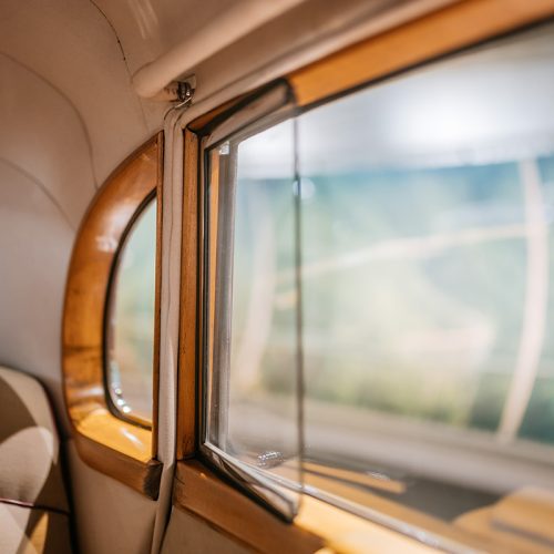 Mercedes-Benz 300 (W 186) aus dem Jahr 1952 im Mercedes-Benz Museum, Raum Mythos 4: Wunderjahre – Form und Vielfalt, 1945 bis 1960. Detailaufnahme des Windabweisers zum Schutz der Fondpassagiere vor Zugluft bei geöffnetem Fenster. Foto: Thomas Niedermüller. (Fotosignatur der Archive von Mercedes-Benz Classic: D879072) 

Mercedes-Benz 300 (W 186) from 1952 in the Mercedes-Benz Museum, Legend Room 4: Post-war Miracle – Form and Diversity, 1945 to 1960. Close-up of the wind deflector to protect the rear passengers from draughts when the window is open. Photo: Thomas Niedermüller. (Photo index number in the Mercedes-Benz Classic Archive: D879072)