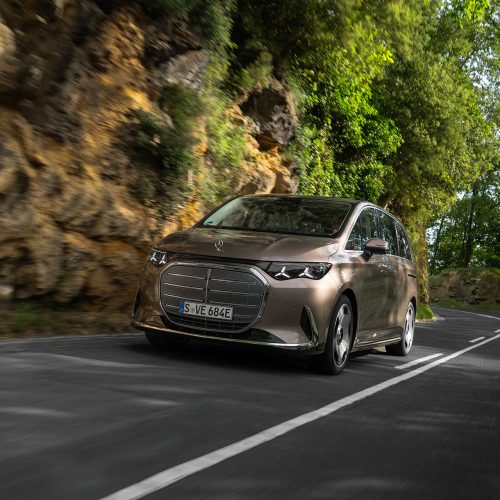 Der neue elektrische Mercedes-Benz VLE / Presse Test Drive Bilbao, Spain (Mercedes-Benz VLE 300 elektrisch | Energieverbrauch kombiniert: 20,7–18,4 kWh/100 km | CO₂-Emissionen kombiniert: 0 g/km | CO₂-Klasse: A);Mercedes-Benz VLE 300 elektrisch | Energieverbrauch kombiniert: 20,7–18,4 kWh/100 km | CO₂-Emissionen kombiniert: 0 g/km | CO₂-Klasse: A*

The all-new Mercedes-Benz VLE/ Press Test Drive Bilbao, Spain (Mercedes-Benz VLE 300 electric | combined energy consumption: 20.7-18.4 kWh/100 km | combined CO₂ emissions: 0 g/km | CO₂ class: A
EXTERIOR: velvet brown metallic | INTERIOR: nappa leather ivory beige;Mercedes-Benz VLE 300 electric | combined energy consumption: 20.7-18.4 kWh/100 km | combined CO₂ emissions: 0 g/km | CO₂ class: A*