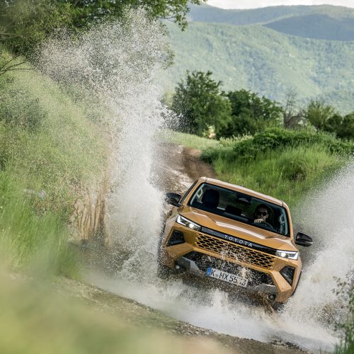 95302-2026hilux-hybrid-48vinvinciblesulphur-yellowdynamic048
