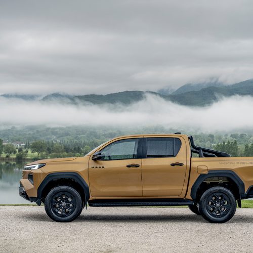 95305-2026hilux-hybrid-48vinvinciblesulphur-yellowstatic002