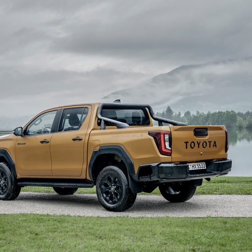 95308-2026hilux-hybrid-48vinvinciblesulphur-yellowstatic005