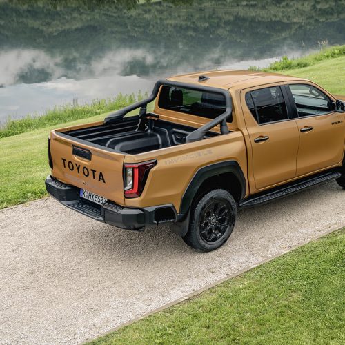 95309-2026hilux-hybrid-48vinvinciblesulphur-yellowstatic006