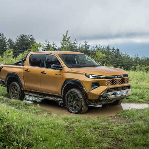 95310-2026hilux-hybrid-48vinvinciblesulphur-yellowstatic007