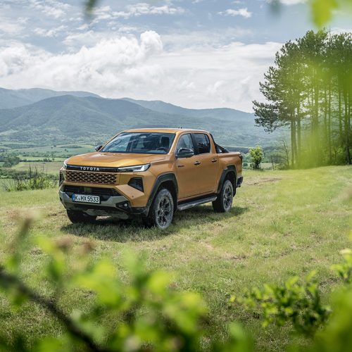 95311-2026hilux-hybrid-48vinvinciblesulphur-yellowstatic008