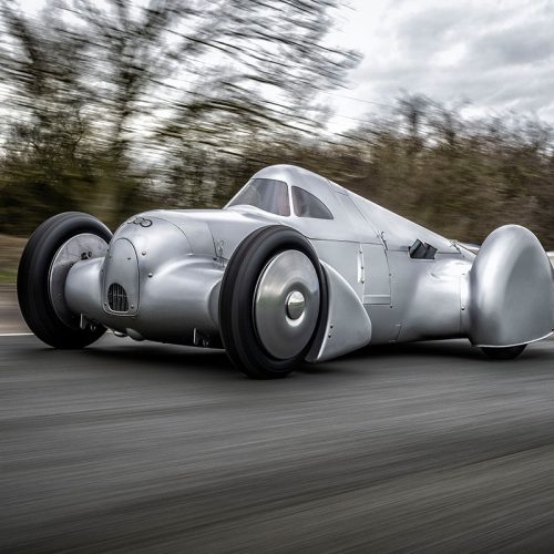 Audi recreated the Auto Union Lucca. After just over three years of construction, the record-breaking car was completed in early 2026.
Driving shot at the first roll-out. Side view.