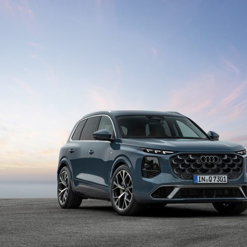 Alopias blue metallic, static photo, exterior, three-quarter front view