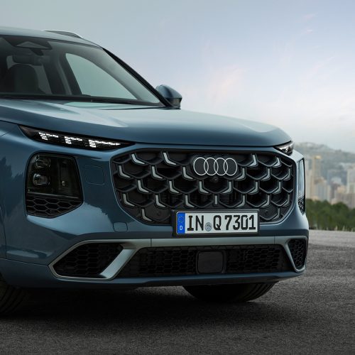 Alopias blue metallic, static photo, exterior, three-quarter front view