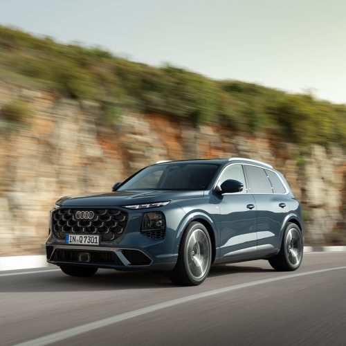Alopias blue metallic, dynamic photo, exterior, three-quarter front view
