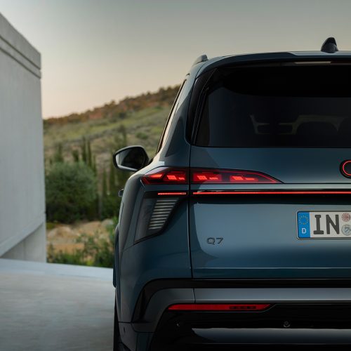 Alopias blue metallic, static photo, exterior, rear view, digital OLED rear lights