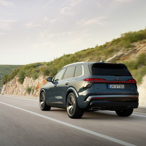 Alopias blue metallic, dynamic photo, exterior, three-quarter rear view
