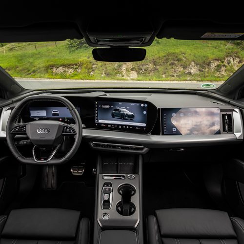 Outdoor static shot, interior, cockpit of the Audi Q4 e-tron.