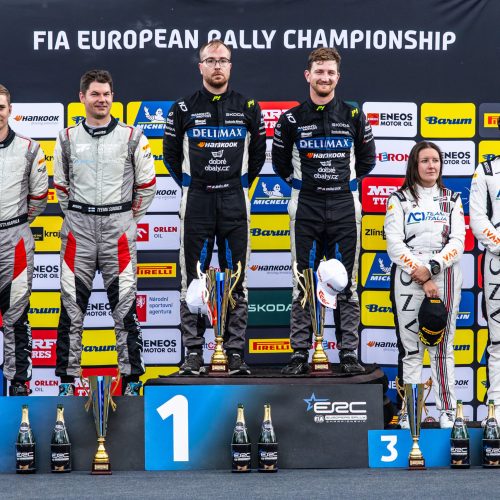 Das ERC-Podium mit den Siegern Adam Březík/Zdeněk Bělák jun. (Mitte) und den Zweitplatzierten Teemu Suninen/Antti Haapala (links), die beide mit einem Škoda Fabia RS Rally2 an den Start gingen.