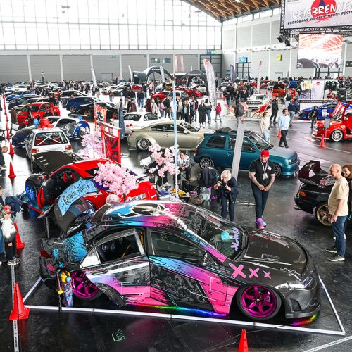 A1: Besuchermassen in der Halle,