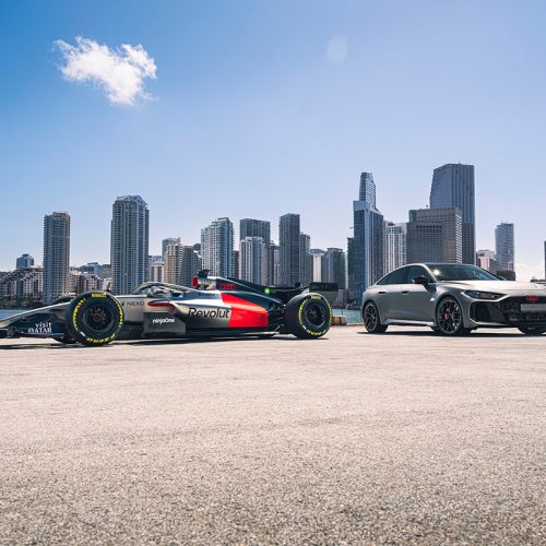 The Audi RS 5 next to the Audi R26 in front of the skyline of Miami. The RS 5 makes its debut at the Formula 1 Miami Grand Prix as a car for the F1® Pirelli Hot Laps
