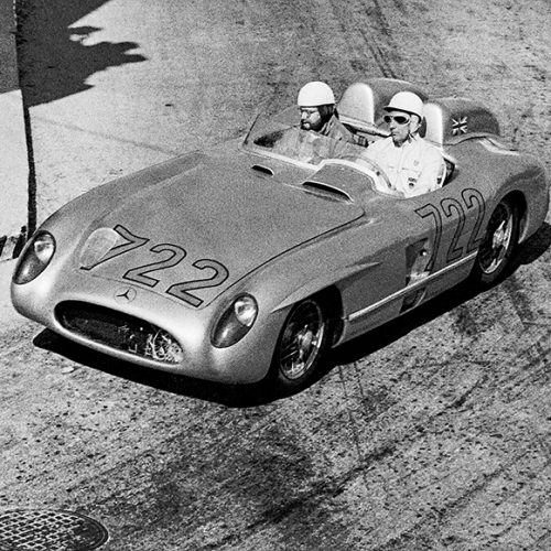 Mille Miglia 1955, Stirling Moss und Denis Jenkinson auf der Strecke im Mercedes-Benz 300 SLR Rennsportwagen (W 196 S) mit der Startnummer 722. Sie gewinnen das Rennen in der besten Zeit, die je bei einer Mille Miglia erzielt wird. (Fotosignatur der Archive von Mercedes-Benz Classic: R7527) 

Mille Miglia 1955, Stirling Moss and Denis Jenkinson on the route in the Mercedes-Benz 300 SLR racing sports car (W 196 S) with starting number 722. They win the race with the fastest time ever achieved at a Mille Miglia. (Photo index number in the Mercedes-Benz Classic Archive: R7527)