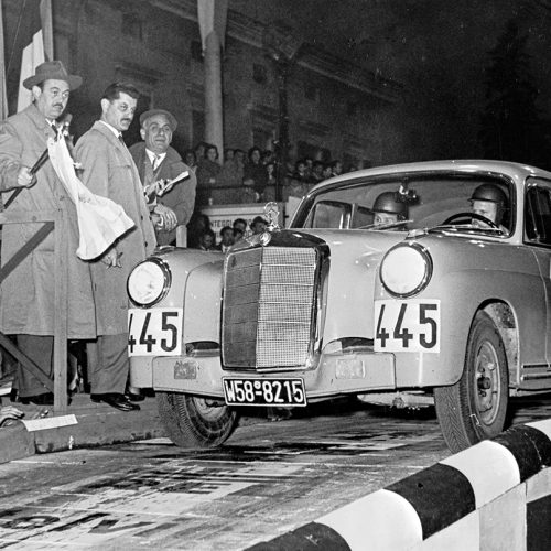 Mercedes-Benz 220 „Ponton“-Limousine (W 180). Helmut Retter mit Beifahrer Wolfgang Larcher am Start der Mille Miglia 1956. (Fotosignatur der Archive von Mercedes-Benz Classic: R15039) 

Mercedes-Benz 220 “Ponton” saloon (W 180). Helmut Retter with co-driver Wolfgang Larcher at the start of the Mille Miglia 1956. (Photo index number in the Mercedes-Benz Classic Archive: R15039)