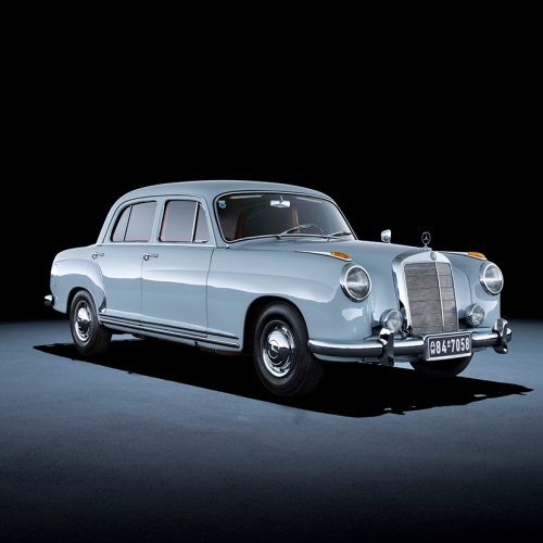 Mercedes-Benz 220 „Ponton“-Limousine (W 180). Studioaufnahme von rechts vorn. (Fotosignatur der Archive von Mercedes-Benz Classic: 17C752_019) 

Mercedes-Benz 220 “Ponton” saloon (W 180). Studio shot from front right. (Photo index number in the Mercedes-Benz Classic Archive: 17C752_019)