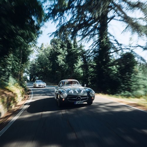 1000 Miglia im Juni 2025. Mercedes-Benz 300 SL „Flügeltürer“ (W 198). Foto auf der Strecke am 20. Juni 2025. (Fotosignatur der Archive von Mercedes-Benz Classic: D859570) 

1000 Miglia in June 2025. Mercedes-Benz 300 SL “Gullwing” (W 198) Photo taken on the route on 20 June 2025. (Photo index number in the Mercedes-Benz Classic Archive: D859570)