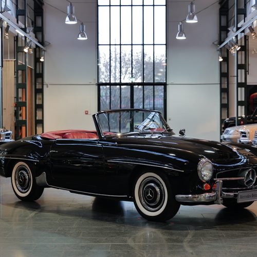 Mercedes-Benz 190 SL (W 121), 1956. Verkaufsfahrzeug von Mercedes-Benz Classic auf dem Salon Rétromobile 2026. Highlight: Das Fahrzeug kommt mit einer Startplatzgarantie für die Teilnahme an der 1000 Miglia vom 9. bis 13. Juni 2026. Käufer erhalten die einmalige Möglichkeit, als Teil des Mercedes-Benz Werksteams an dieser Veranstaltung auf den Spuren des „schönsten Rennens der Welt“ teilzunehmen. 

Mercedes-Benz 190 SL (W 121), 1956. Mercedes-Benz Classic sales vehicle at the Salon Rétromobile 2026. Highlight: This exclusive classic comes with a guaranteed place at the starting line of the 1000 Miglia, to be held from 9 to 13 June 2026. Buyers will have a once-in-a-lifetime opportunity to take part in the event as part of the Mercedes-Benz works team, following in the tracks of the “most beautiful race in the world”.