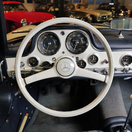 Mercedes-Benz 300 SL „Flügeltürer“ (W 198), 1955, Interieur. Verkaufsfahrzeug von Mercedes-Benz Classic auf dem Salon Rétromobile 2026. Highlight: Das Fahrzeug kommt mit einer Startplatzgarantie für die Teilnahme an der 1000 Miglia vom 9. bis 13. Juni 2026. Käufer erhalten die einmalige Möglichkeit, als Teil des Mercedes-Benz Werksteams an dieser Veranstaltung auf den Spuren des „schönsten Rennens der Welt“ teilzunehmen. 

Mercedes-Benz 300 SL "Gullwing" (W 198), 1955, interior. Mercedes-Benz Classic sales vehicle at the Salon Rétromobile 2026. Highlight: This exclusive classic comes with a guaranteed place at the starting line of the 1000 Miglia, to be held from 9 to 13 June 2026. Buyers will have a once-in-a-lifetime opportunity to take part in the event as part of the Mercedes-Benz works team, following in the tracks of the “most beautiful race in the world”.